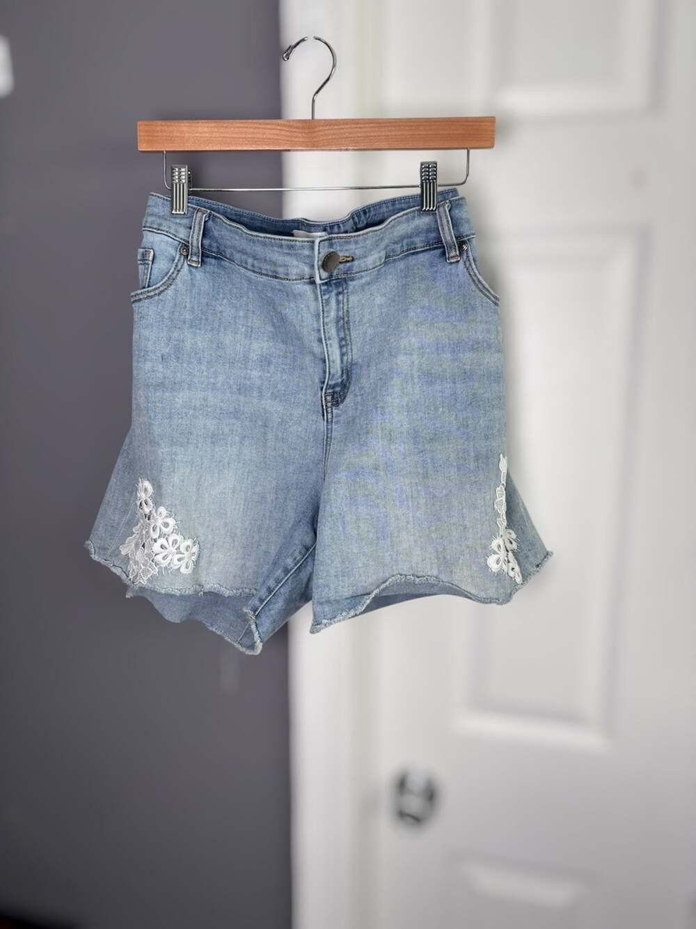 Lane Bryant Light Wash Denim Girlfriend Shorts White Embroidery 20